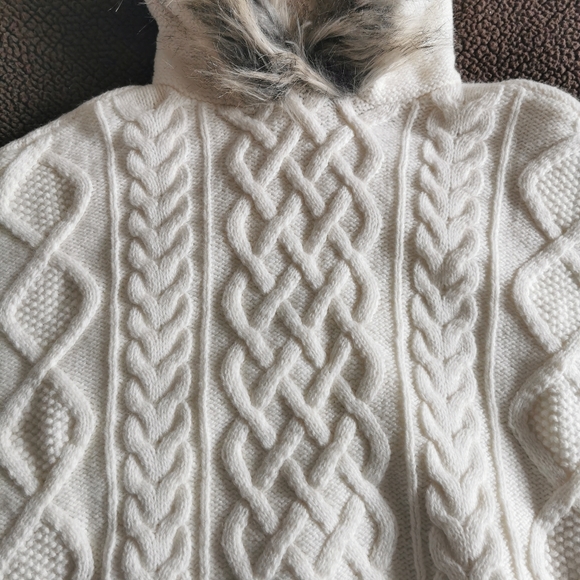 Gap Kids Faux Fur Trim Cable Knit Poncho xs 4-5y - Picture 6 of 9